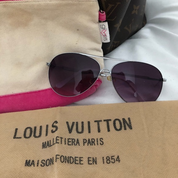 ๐ณ3 pc BUNDLE:  1 MAKEUP BAG, 1 pair SUNGLASSES & dust bag ๐ณ - Picture 2 of 6